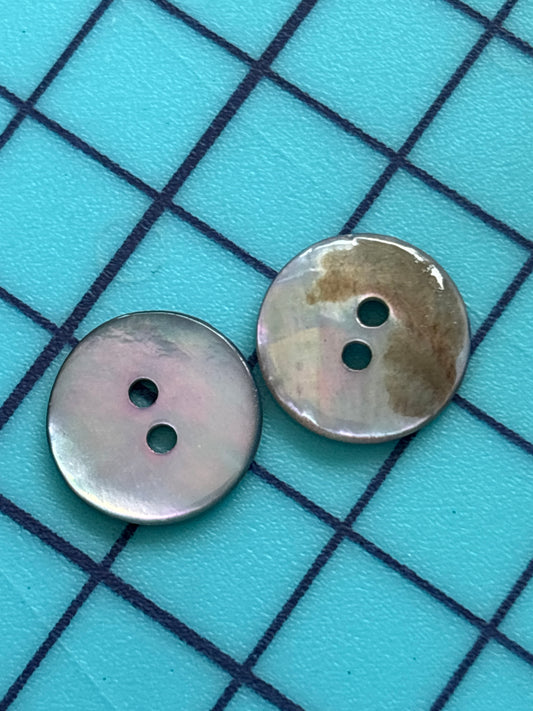 Dyed shell buttons
