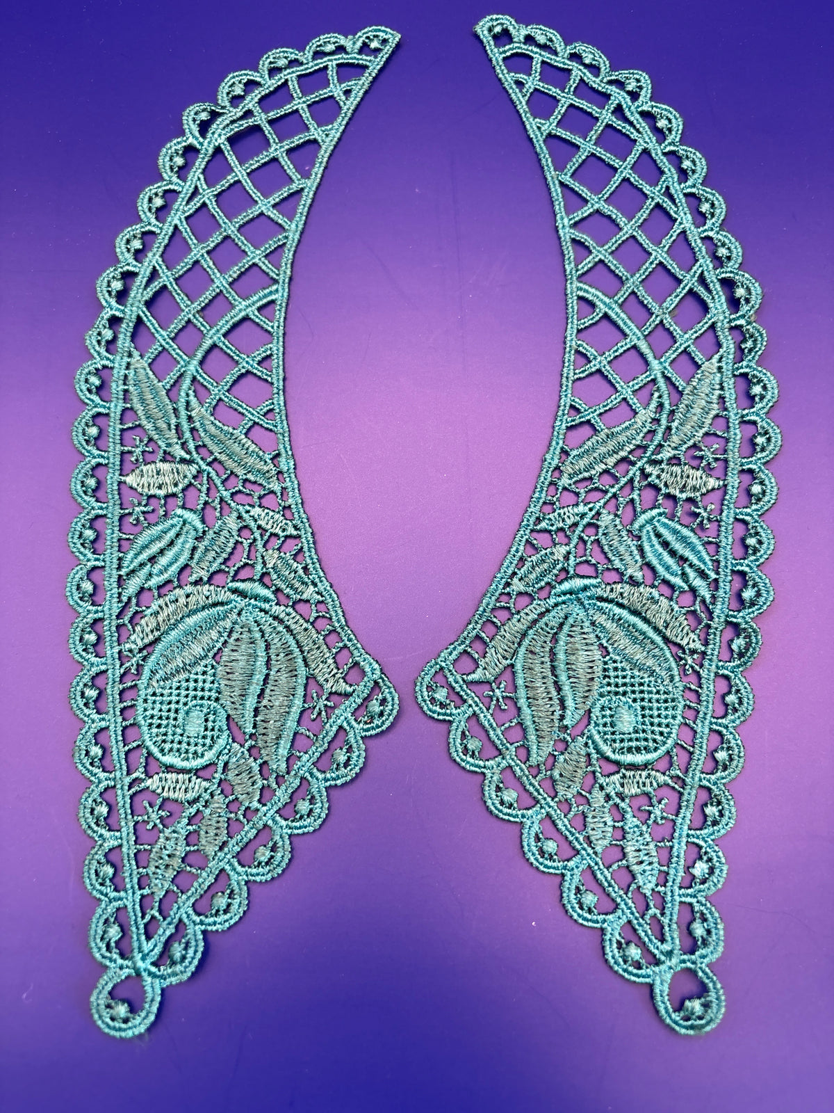 Bright Turquoise Lace collar Guipure type