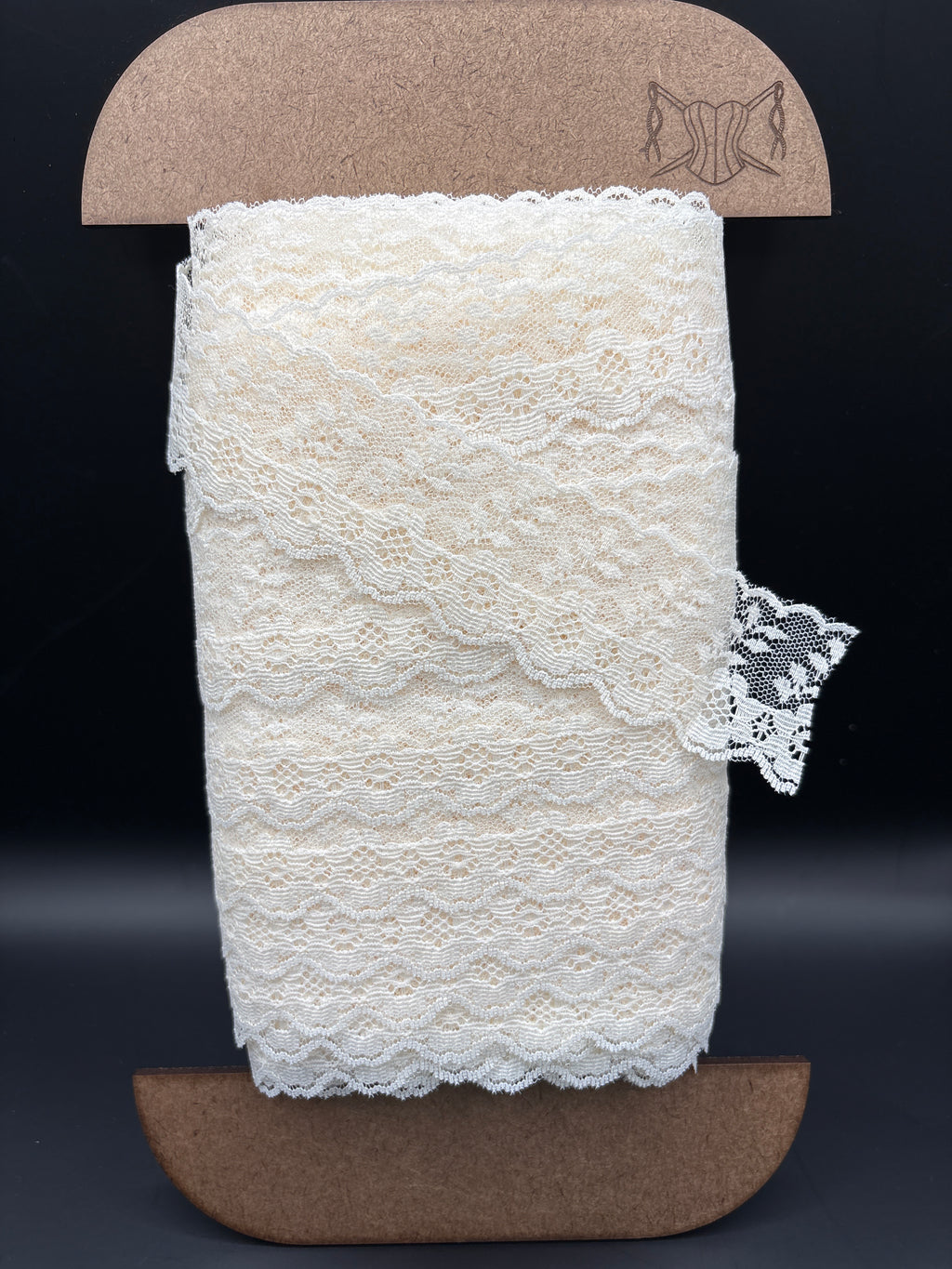 Cream nylon Daisy scalloped edge lace 35mm