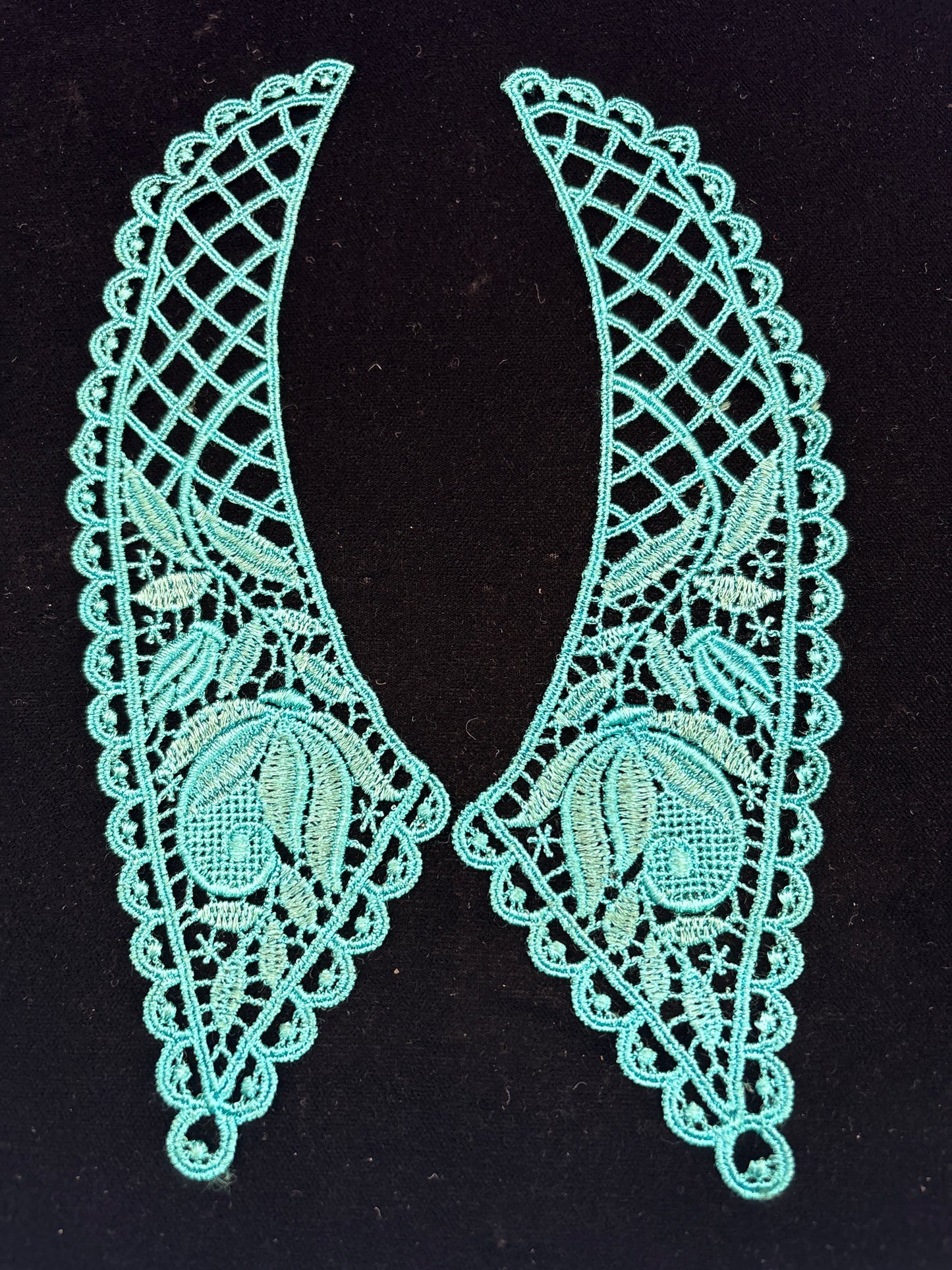 Green lace collar