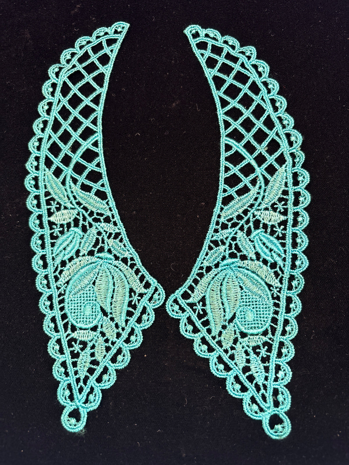 Bright Turquoise Lace collar Guipure type