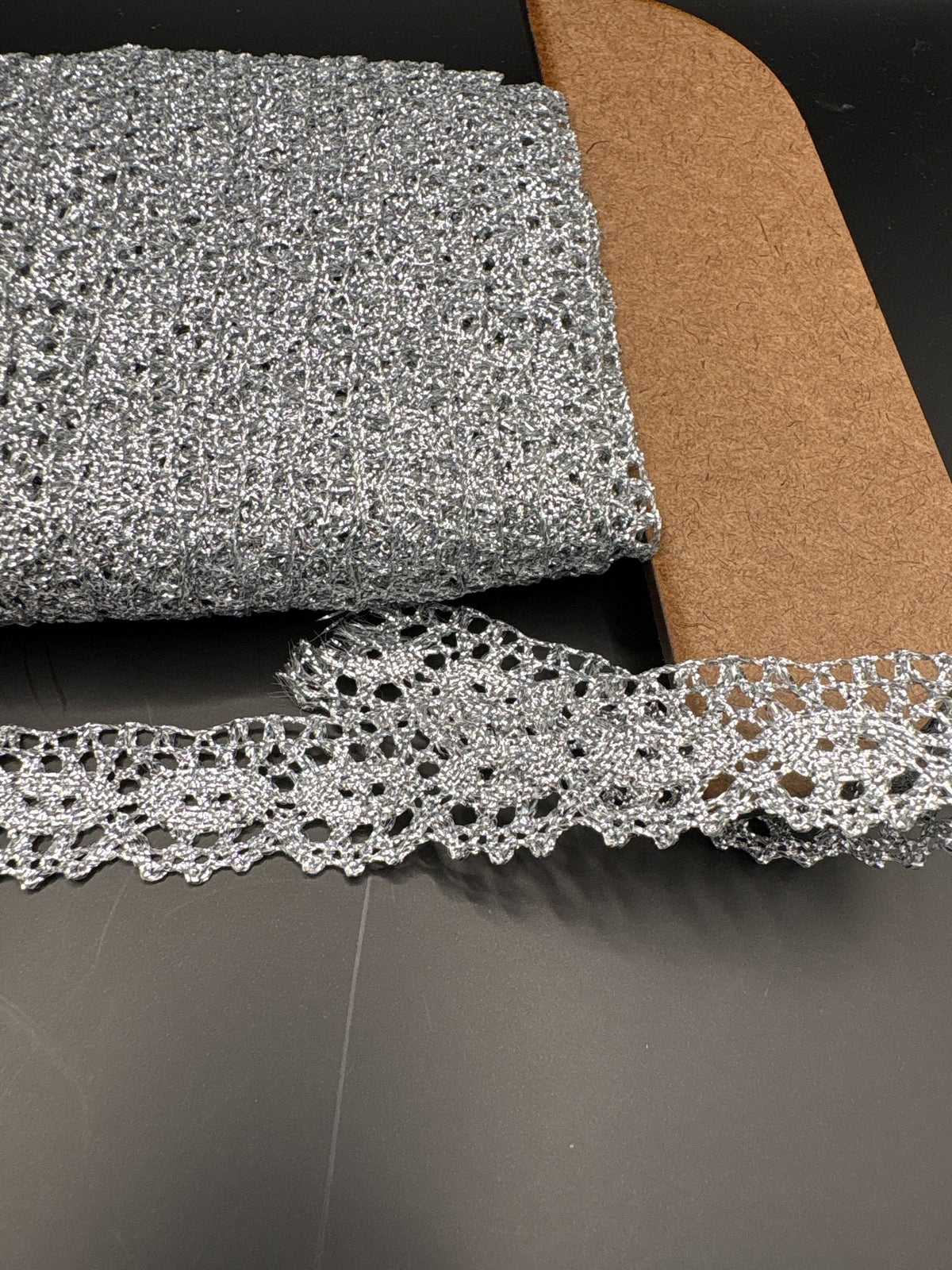 Metallic lace sliver