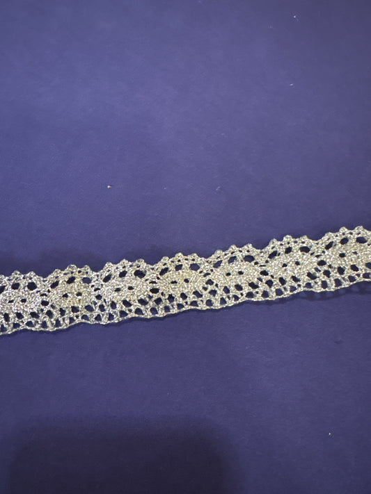 Metallic lace sliver