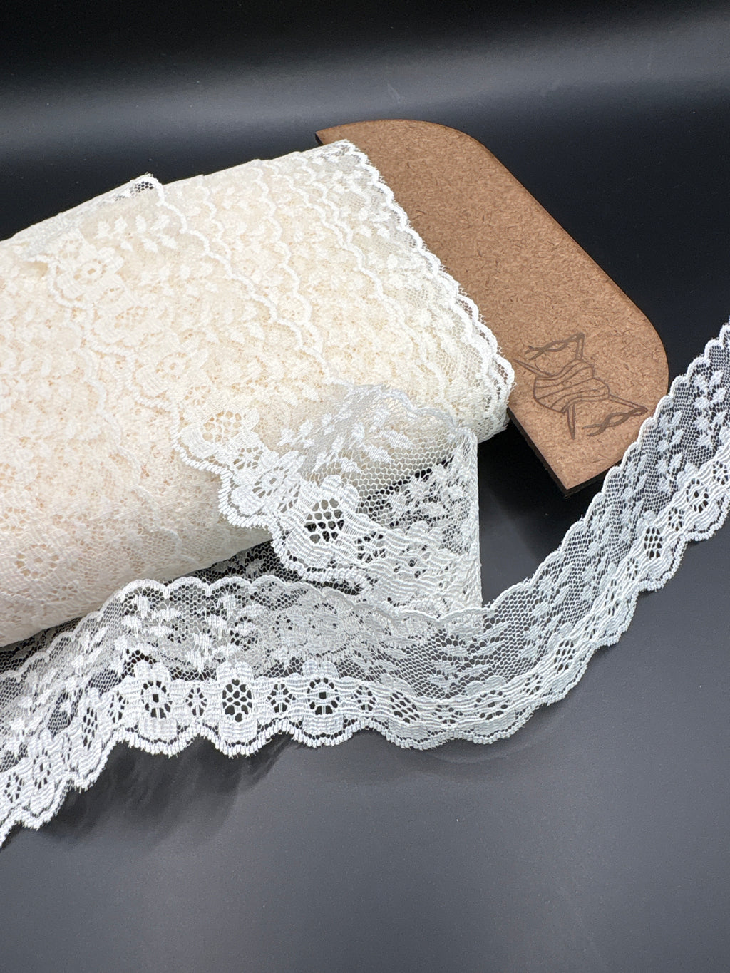 Cream nylon Daisy scalloped edge lace 35mm