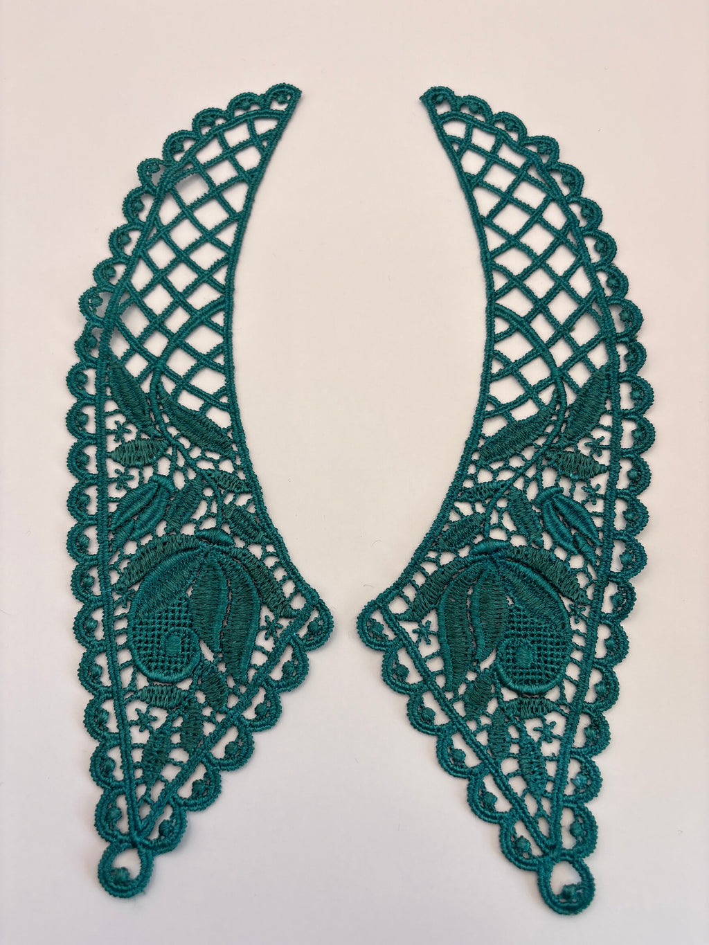 Bright Turquoise Lace collar Guipure type