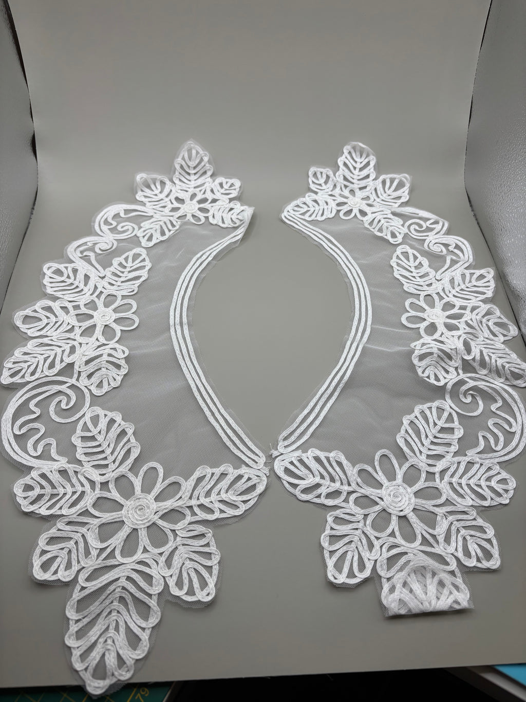 Extra large ivory lace collar (c1)