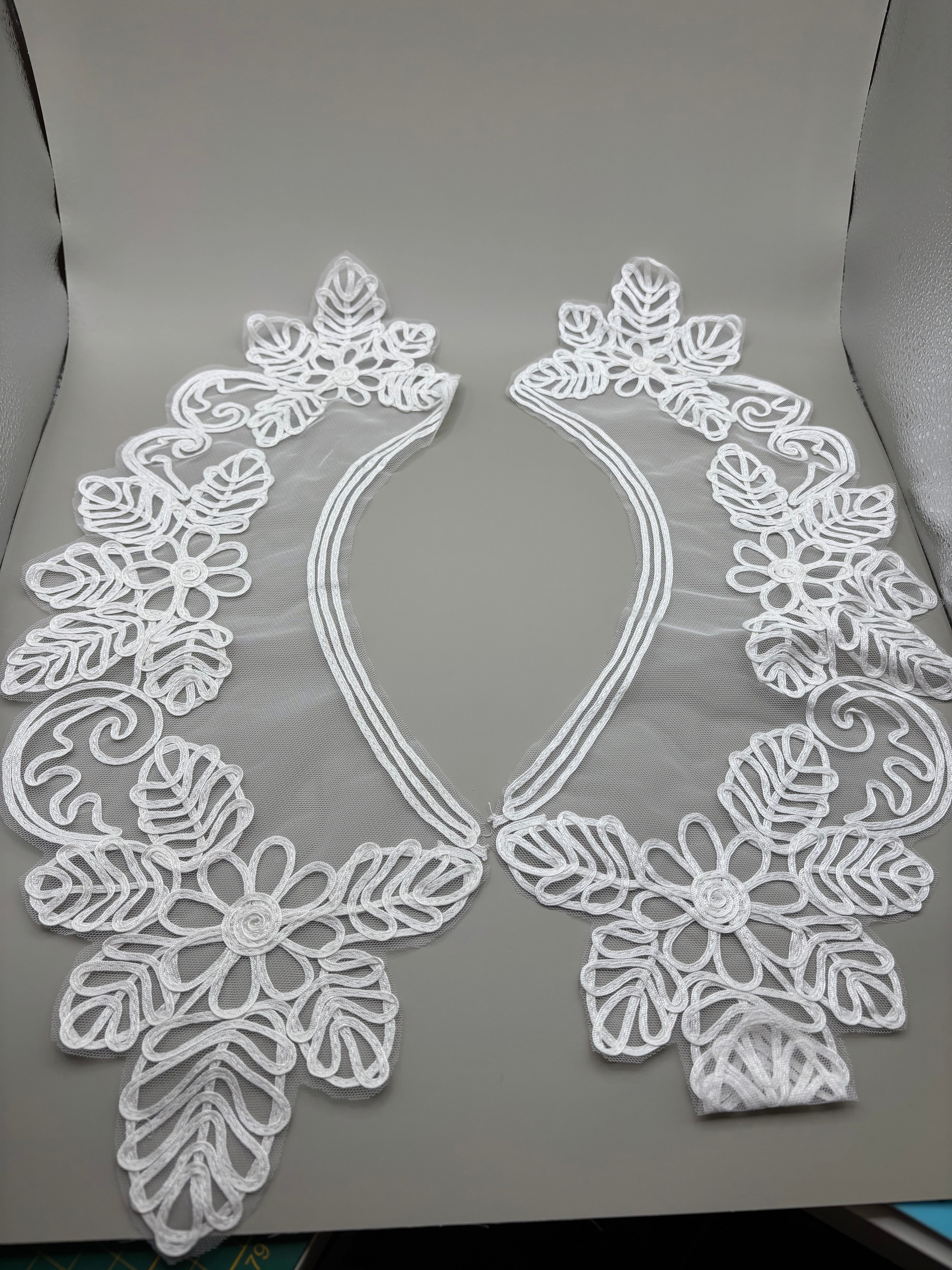 Extra large ivory lace collar (c1)